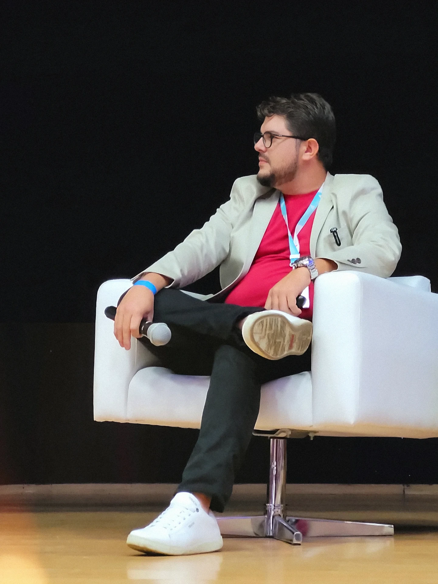 Pedro Andrade no palco durante debate empresarial